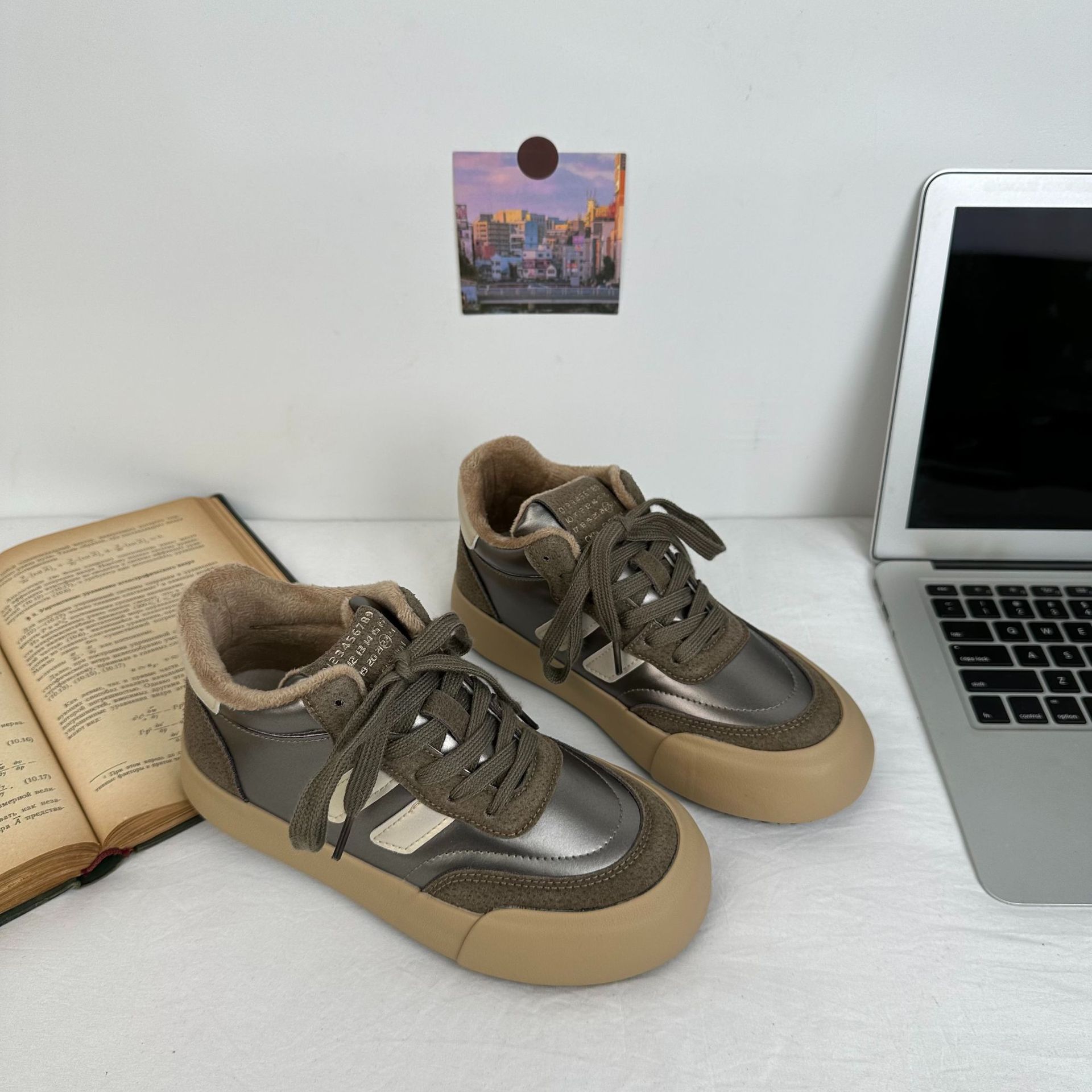 Versión europea de las zapatillas de deporte altas para mujer 2024 otoño e invierno nuevos zapatos casuales de todo fósforo botas de nieve a juego de color de cabeza grande algodón 6587