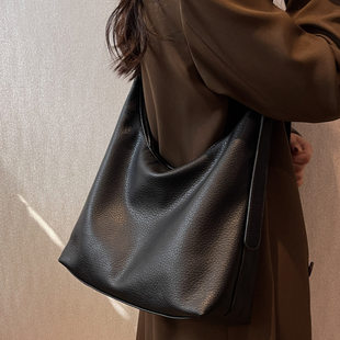 Capacious shoulder bag, fashionable one-shoulder bag, 2022 collection, high-end