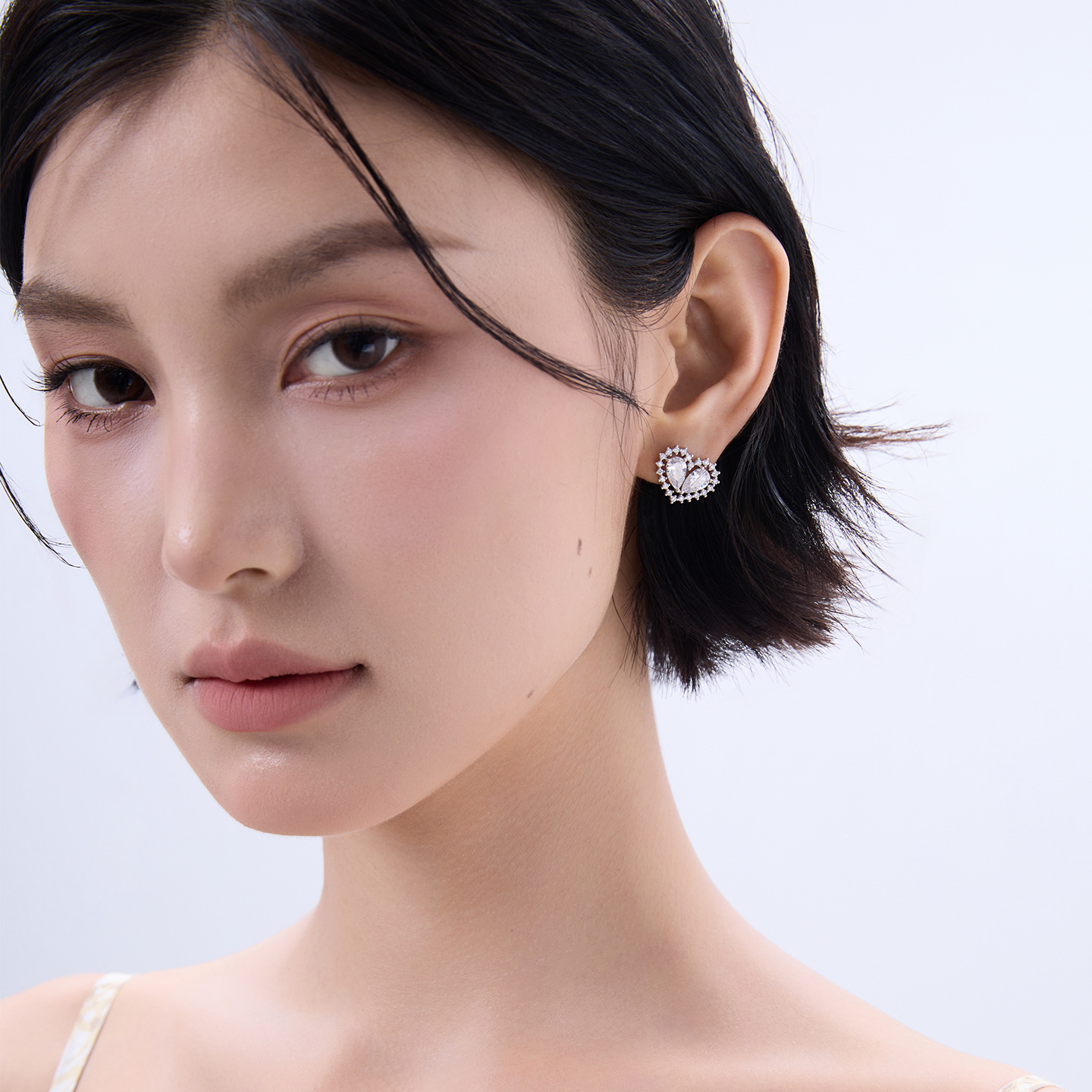 Xuping gemas artificiales incrustadas de zirconio amor pernos de aleación de cobre de moda ligera de lujo diseño temperamental auriculares al por mayor