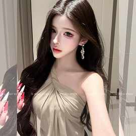 辣妹灰绿色交叉扭结背心吊带女2026夏季新款设计修身露肩挂脖上衣