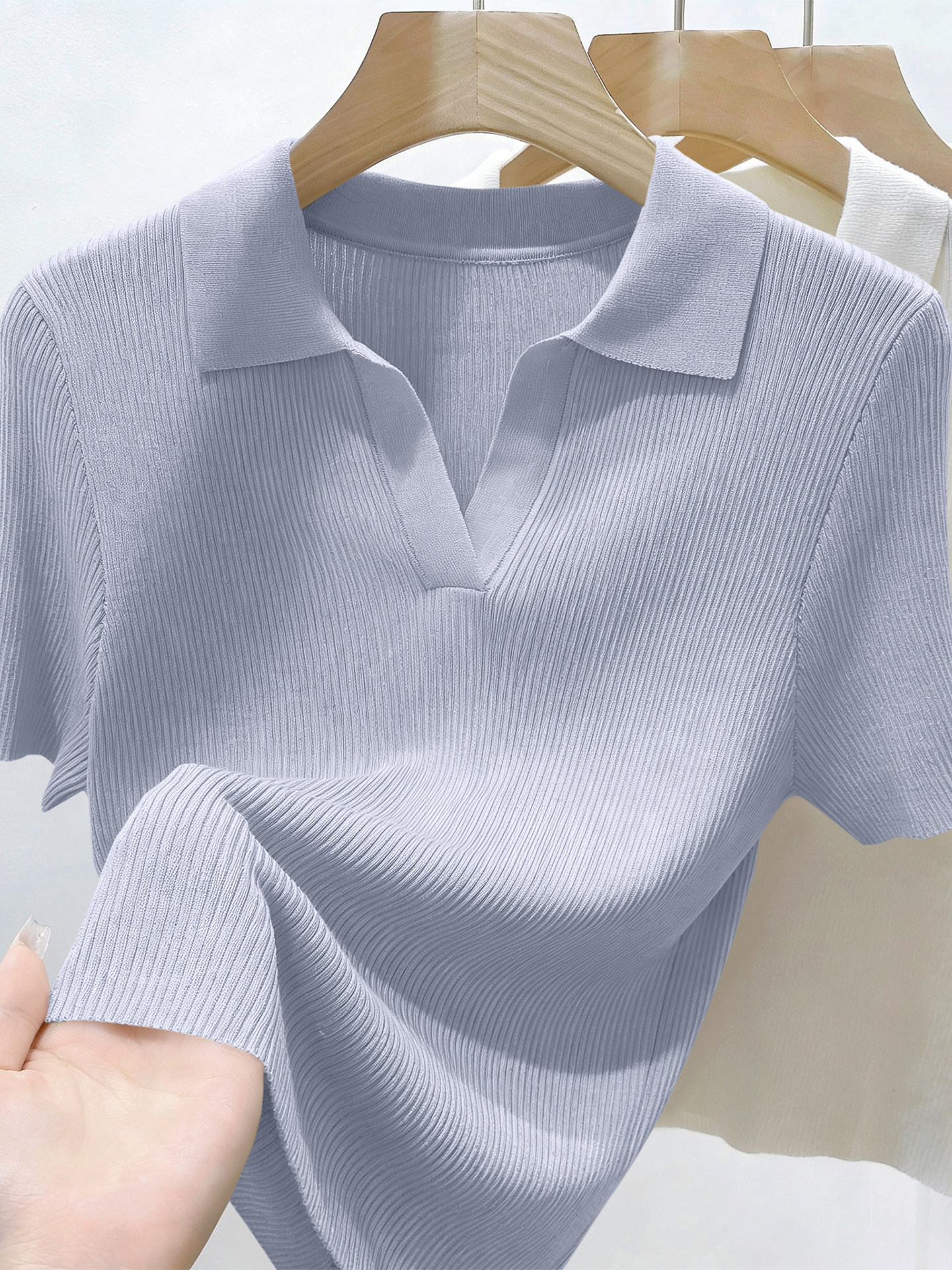 Áo thun nữ cổ polo tay ngắn dáng ôm chất liệu len mỏng mùa hè — màu xanh nhạt