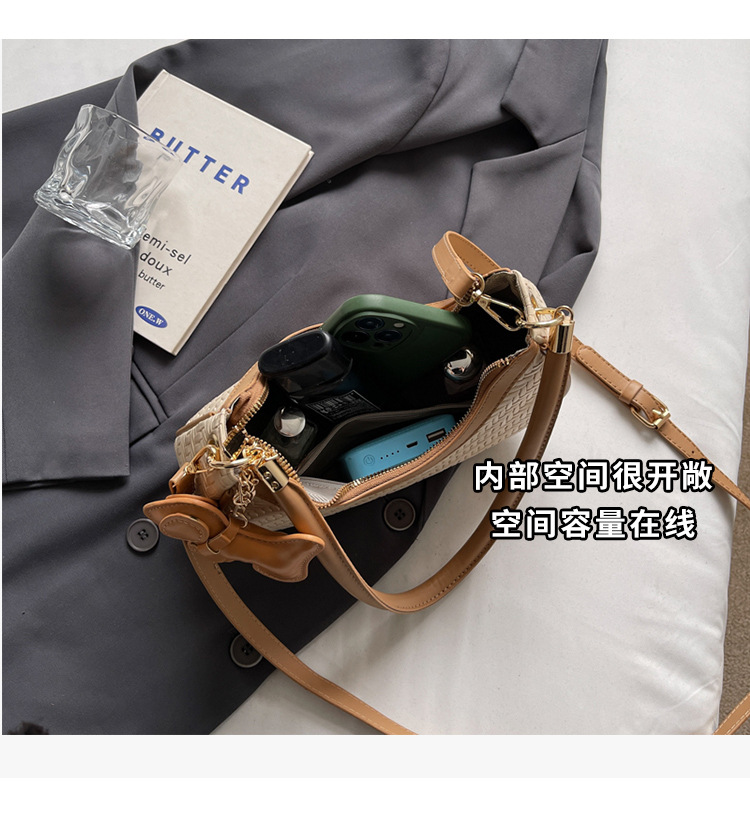 This is a new, trendy and fashionable, simple and retro commuting bag for women in 2025, featuring a soft leather bag with a high-quality texture undefined