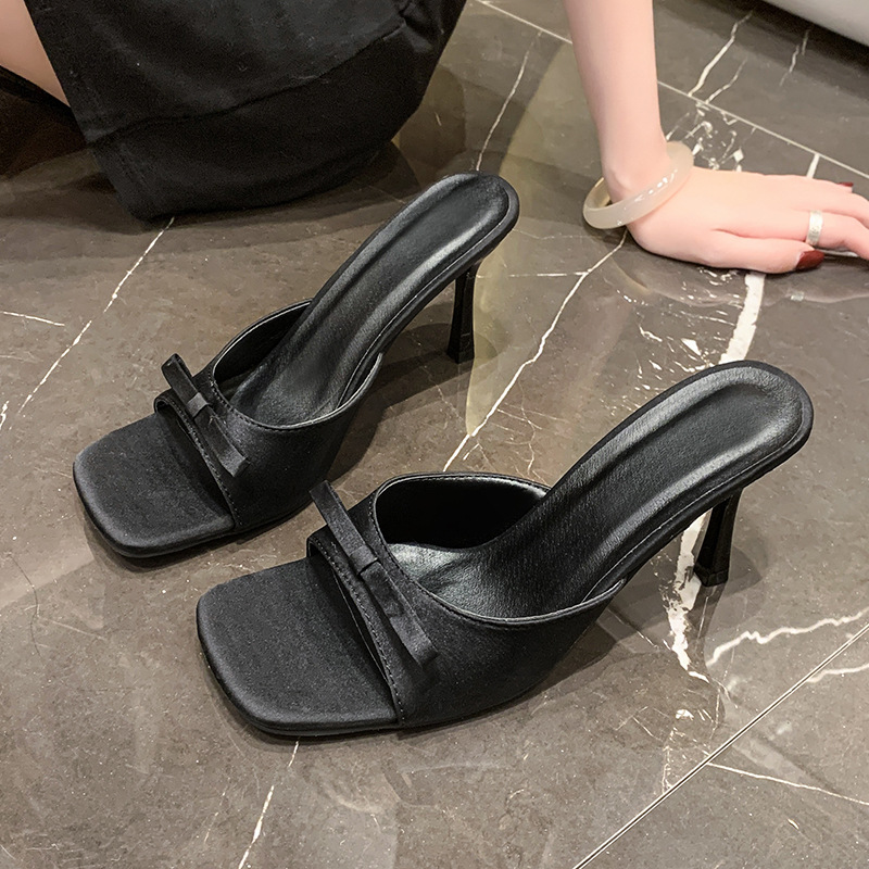 Zapatos de tacón alto, sandalias y pantuflas para mujer 2025 verano nuevo estilo cabeza cuadrada de gran tamaño de una línea, sentido de alta gama, lazo de tacón delgado