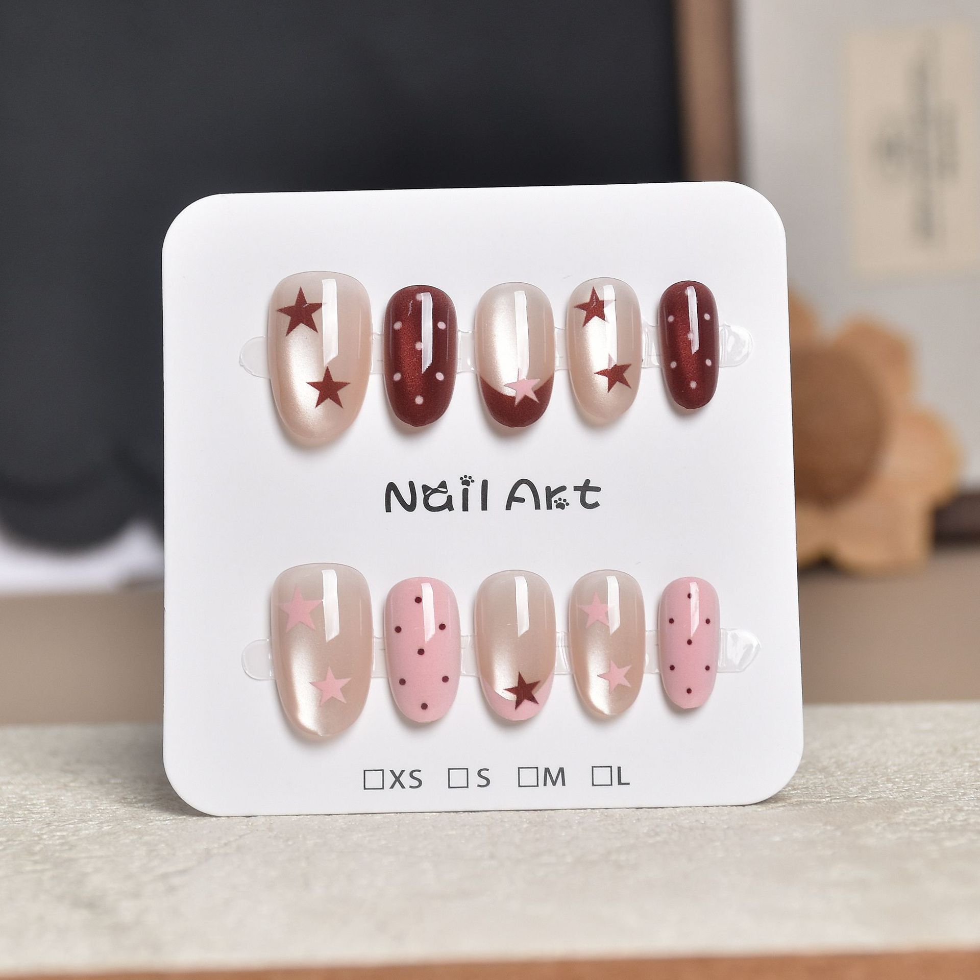 Uñas postizas francesas con diseño floral dorado, estilo ojo de gato, cortas y desmontables, producto de alta gama para arte de uñas 2026.