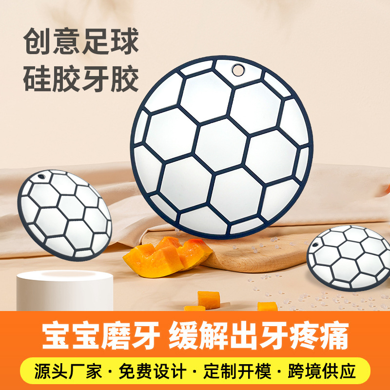 Amazon ventas calientes de caricaturas de fútbol para madres y bebés, goma de plástico anti-comer mano calmante, agua hervida, shaker, fábrica de fuente de música