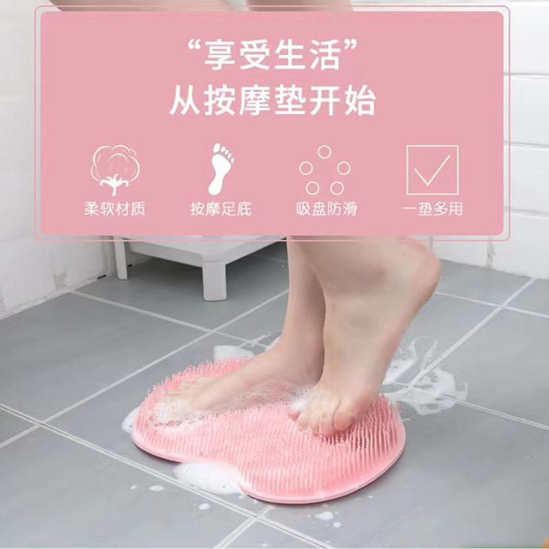 怠け者は足をこすり、神器の浴室をマッサージします。|undefined