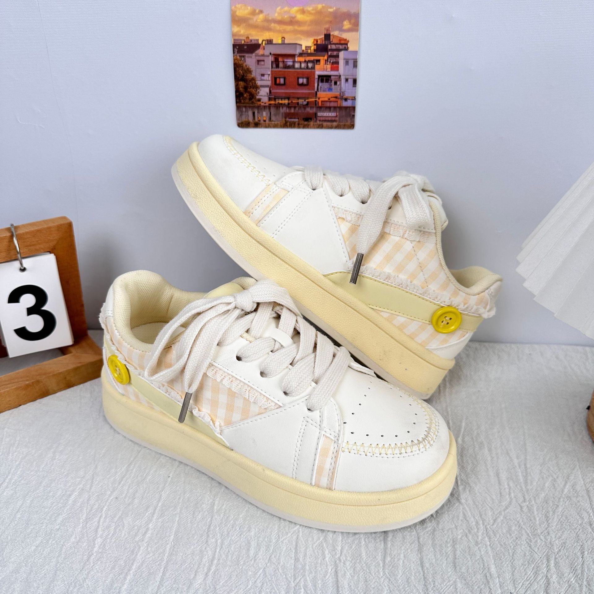 Yuanbo primavera y verano suela gruesa zapatos blancos para mujer 2025 nuevas zapatillas de deporte de dopamina zapatos de pan de nicho de todo fósforo