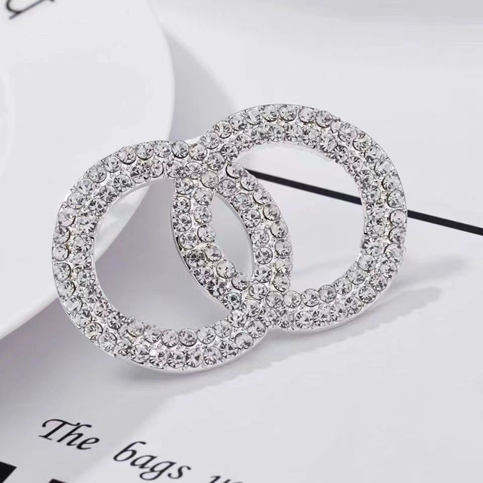 Brillo de alta calidad de fragancia con diamante de doble letra personalidad masculina y femenina accesorios de aleación de collar