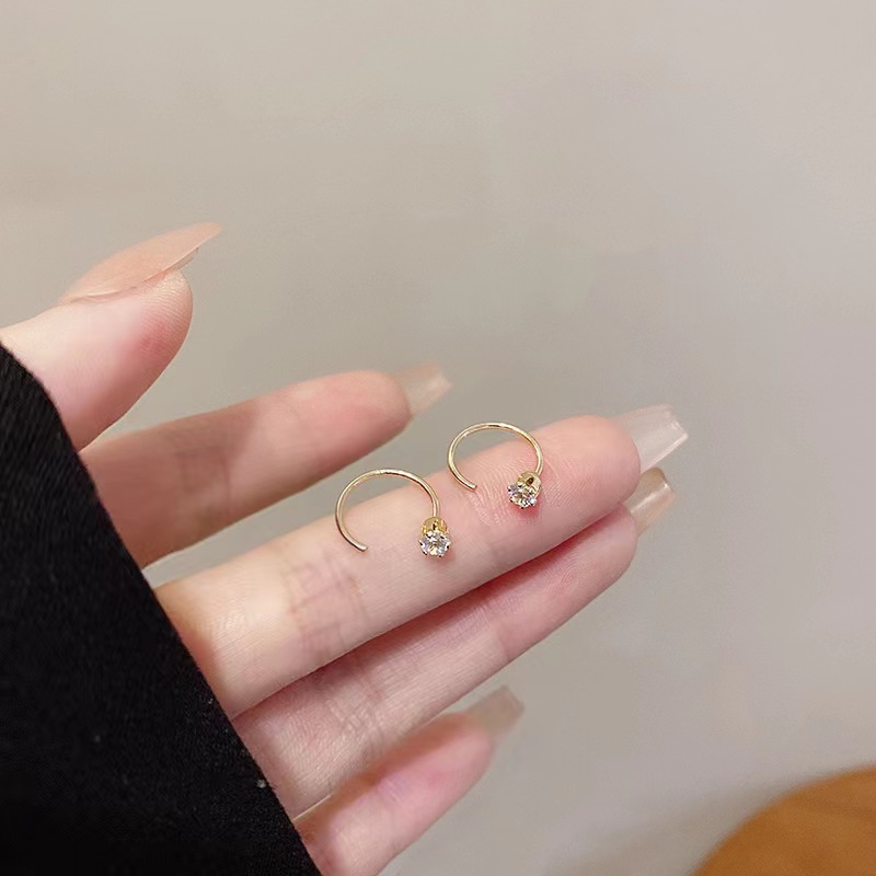 El conjunto de pendientes de titanio para hombre, con botón y aro pequeño, es hipoalergénico, resistente al deslustre e ideal para uso diario. Elegante y moderno, crea un look impresionante._voghion.com