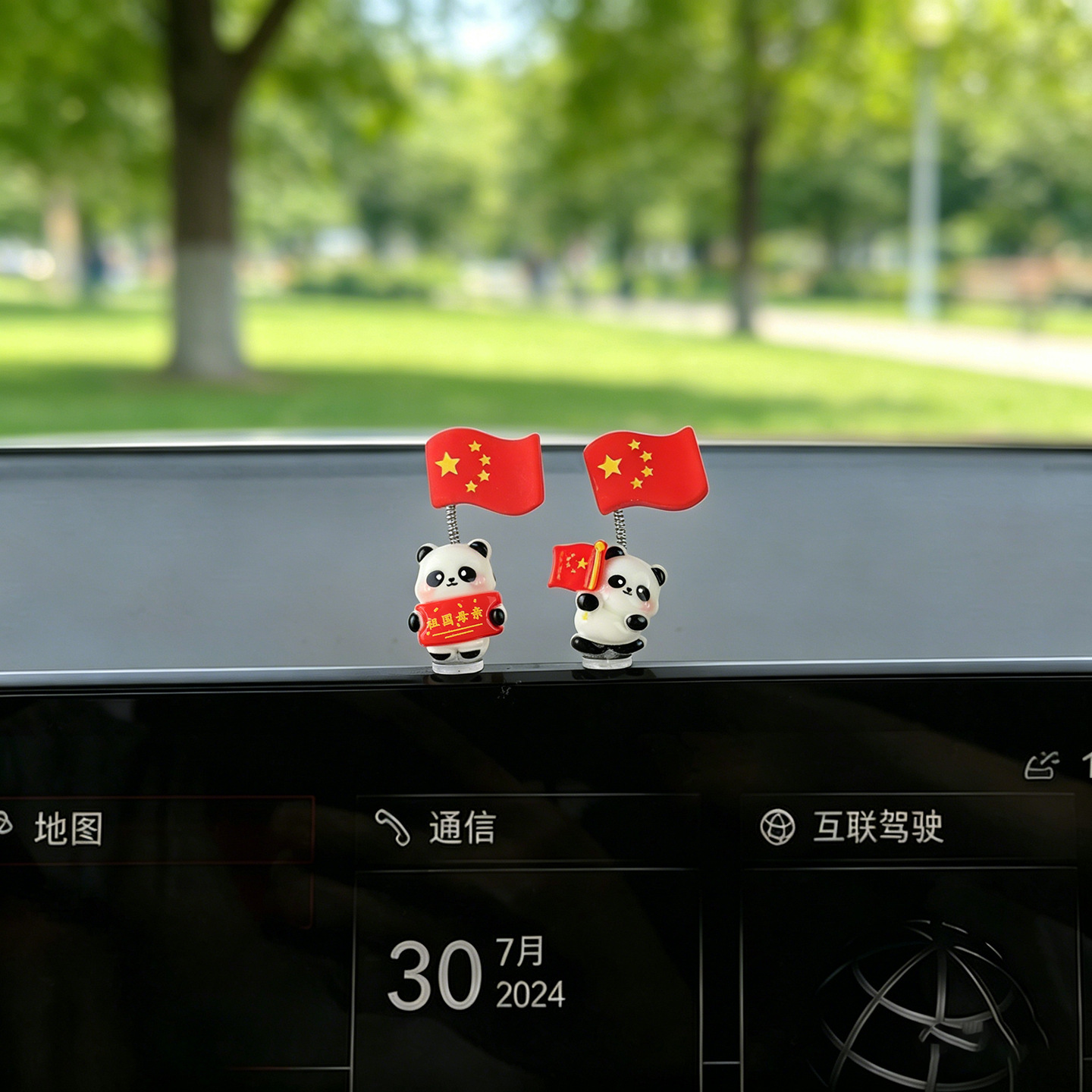 2026 decoraciones de automóviles consola nueva bandera panda decoraciones dibujos animados adornos de escritorio de automóviles eléctricos lindos
