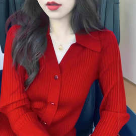 大码女装休闲运动穿搭上衣2025春秋季新款纽扣开衫红色短款针织衫