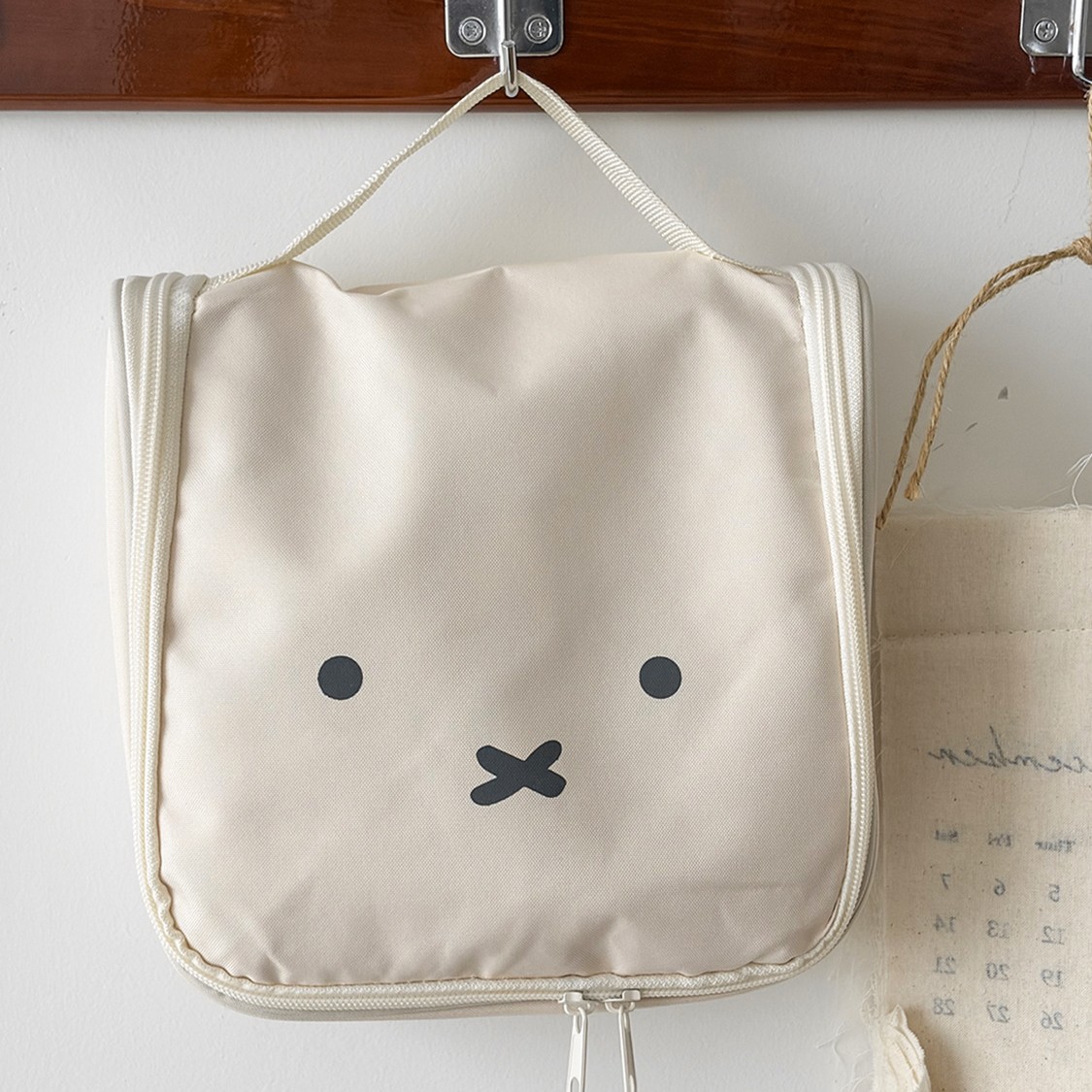 Bolsa de maquillaje transfronteriza gran capacidad adorable conejo de arroz multifuncional se puede colgar partición de viaje portátil almacenamiento de lavado