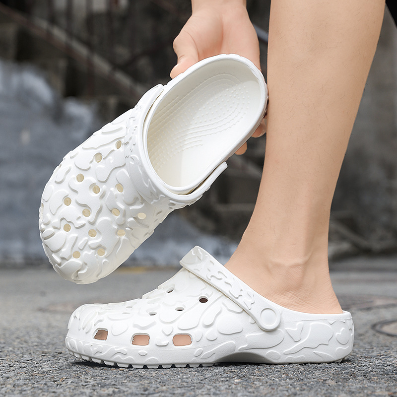 Zapatos con agujeros transfronterizos para hombres, nuevas zapatillas de primavera y verano, zapatillas perezosas con absorción de impactos de suela gruesa, sandalias Baotou a la deriva en la playa