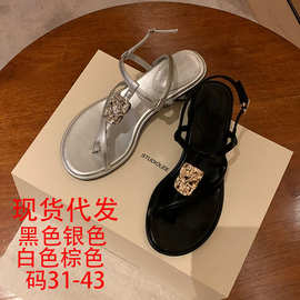 葡萄妈同款度假风细带夹趾金属扣粗跟凉鞋女款2026新款夏季