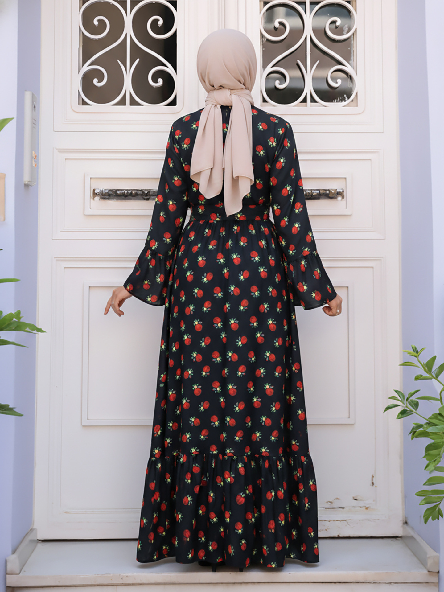 Elegante abaya nera con maniche a svasata e design stampato_voghion.com