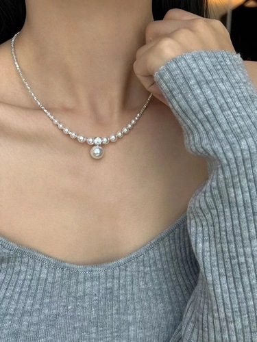 Xiaohongshu’s same fashion niche design broken silver pearl necklace is a versatile and high-end new clavicle chain.