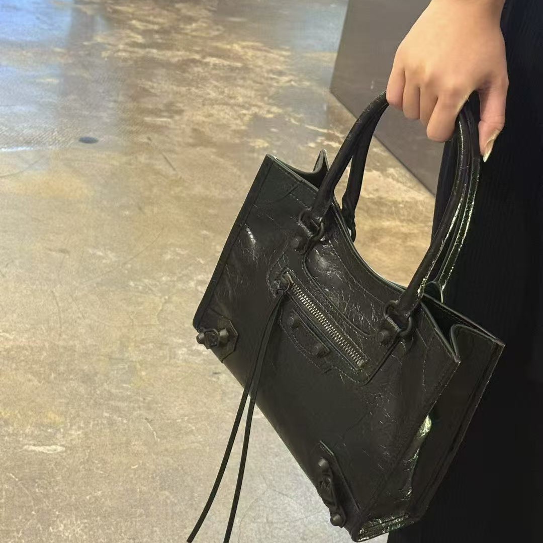 2026 Spring New Outlet Studded Bag Classic Retro Motorcycle Bucket Bag Top Grain Cowhide Shoulder Tote Bag For Women - Thumbnail 4