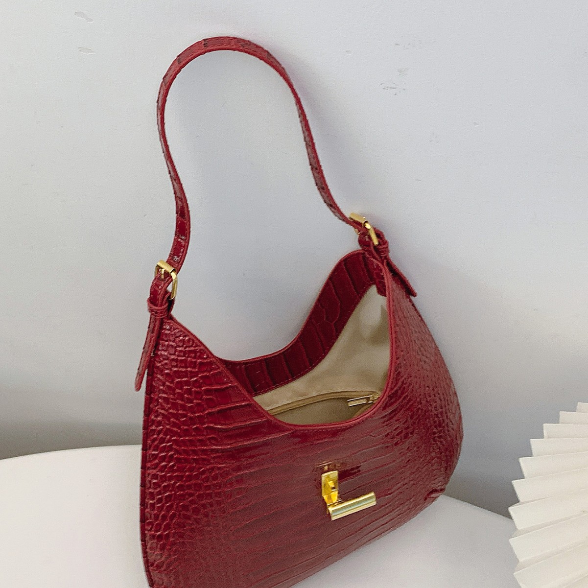 Saddle Bag With Alligator Embossed Texture – Unisex Shoulder Bag With Buckle Strap In Deep Red/Black/White (Structured PU, Minimalist Lock Closure)_voghion.com