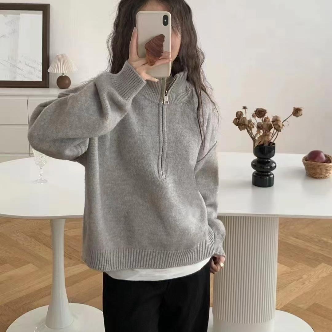 Demi-season short knitted sweater with zipper