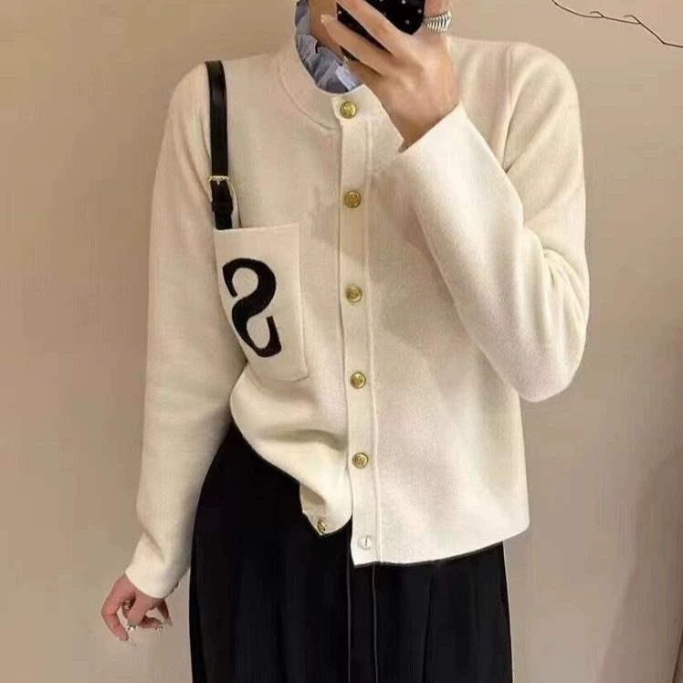 Элегантный кардиган-свитер с вышивкой в виде букв, кружевными оборками, воротником-стойкой и волнистым краем, коллекция Hongtai осень-зима.