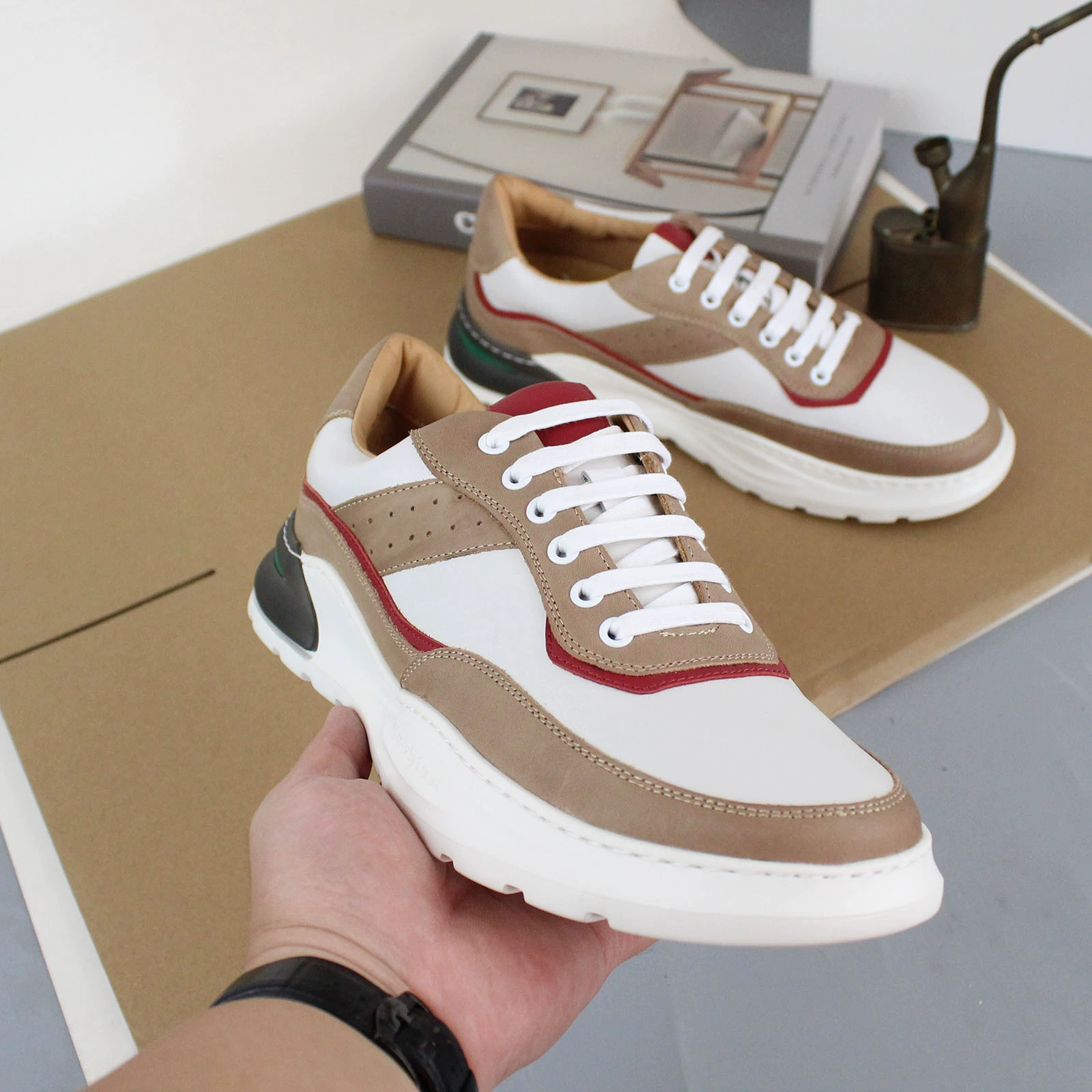 Кроссовки Мужская Спортивная повседневная обувь из натуральной кожи Уличные Молодежные легкие кроссовки для бега с цветными блоками и мягкой подошвой Белые кроссовки Мужская обувь в наличии