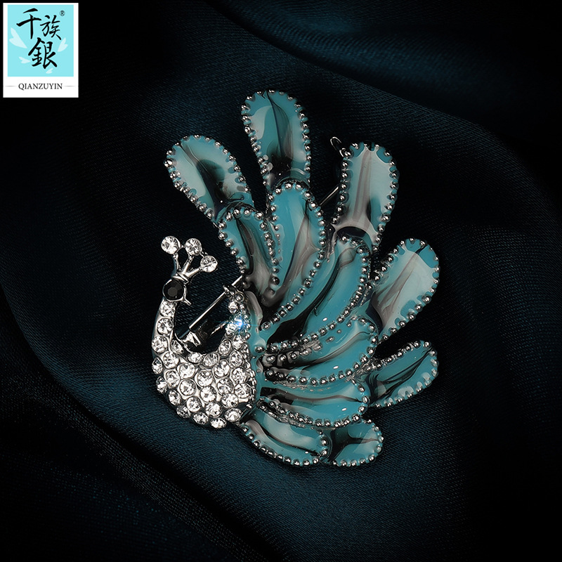 Thousands of silver Korean fashion jewelry European and American enamel hand-painted peacock brooch manufacturers promotional live welfare