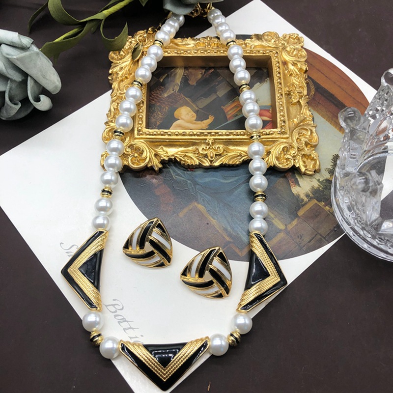 Classic fashionable universal accessory