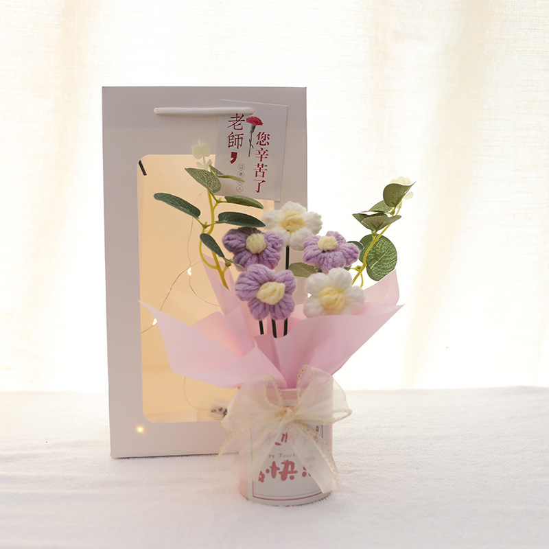 三八節のプレゼントは手作業で毛糸の花の完成品を作ります。|undefined