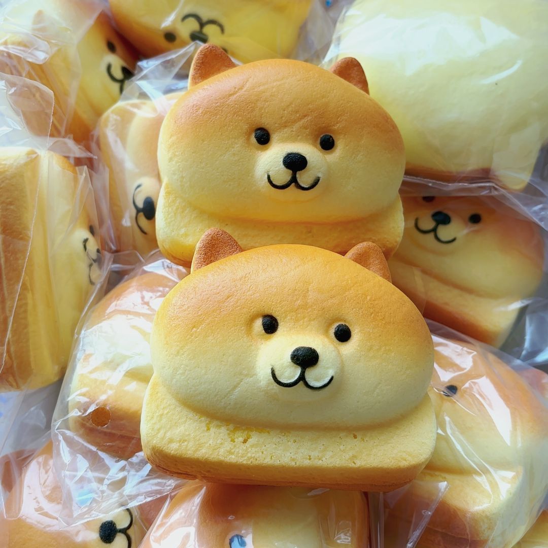 느린 리바운드의 젖은 부드러운 곰 햄버거 1개