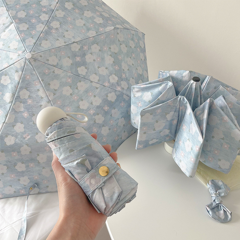 優しい風の青い花の傘は写真を撮ってきれいです。