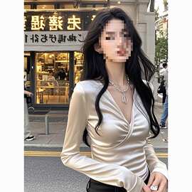 春季银色缎面修身打底衫通勤显瘦简约优雅潮流名媛上衣
