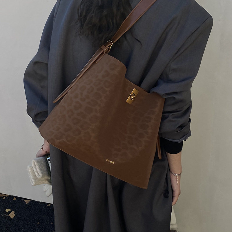Túi tote nữ cỡ lớn đeo vai đeo chéo , chất liệu PU mềm — Cà Phê Da Báo, Da báo nâu, màu cà phê, đen chi tiết 21