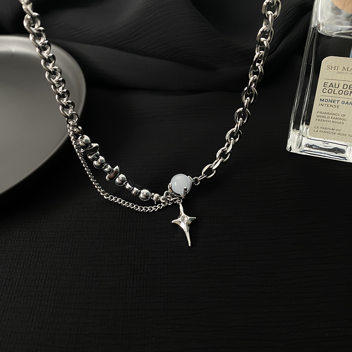 Collier croix double couche en pierre de lune Lina Girl pour hommes et femmes. Nouveau pull hip-hop haut de gamme polyvalent au design luxueux et discret._voghion.com
