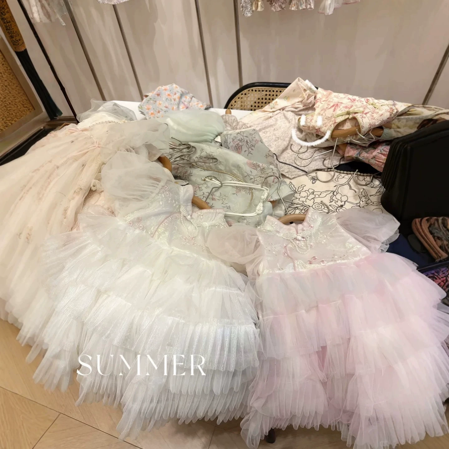 Детская одежда Huzhou Zhili, брендовая детская одежда, поставка от уличных торговцев, оптовая продажа детской одежды Annil, Balabala, прямые поставки.