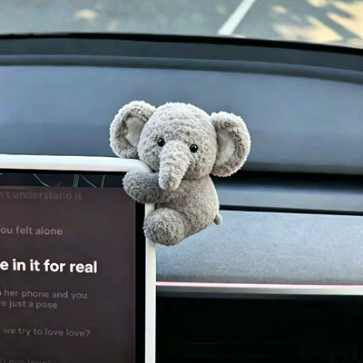 Cute and Adorable Cartoon Sürətlər qutusu və əl tormozu başlıqları - clamping-the-little-elephant-lying-on-the-screen