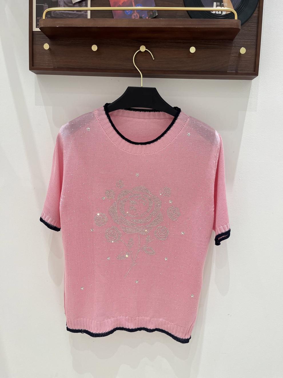 High-Quality Camellia Rhinestone Brand Logo Embellished Knitted Pullover With Round Neck And Short Sleeves, Light Luxury, Simple,_ecoleips.com