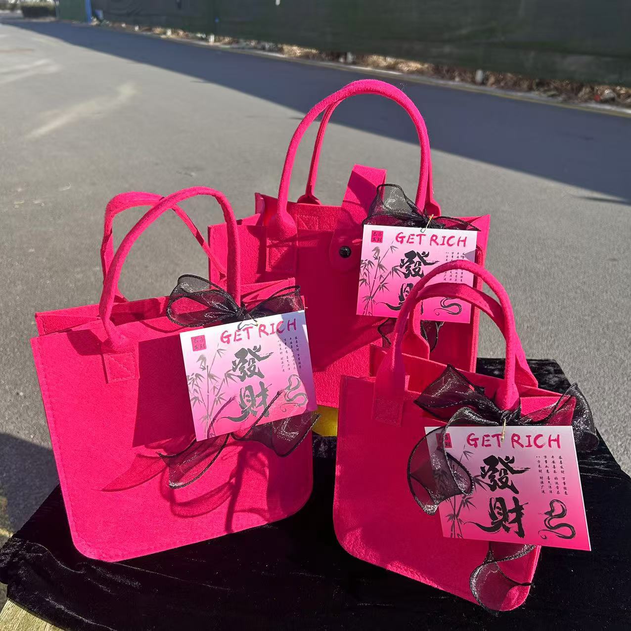 2025新年款毛毡包商务伴手礼袋蛇年宴会礼盒毛毡礼品袋可定制