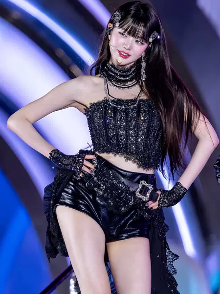 Idol Jang Won-young's same style black heavy-duty sequin and rhinestone dance performance outfit with a large tail skirt, suitable for bar performances