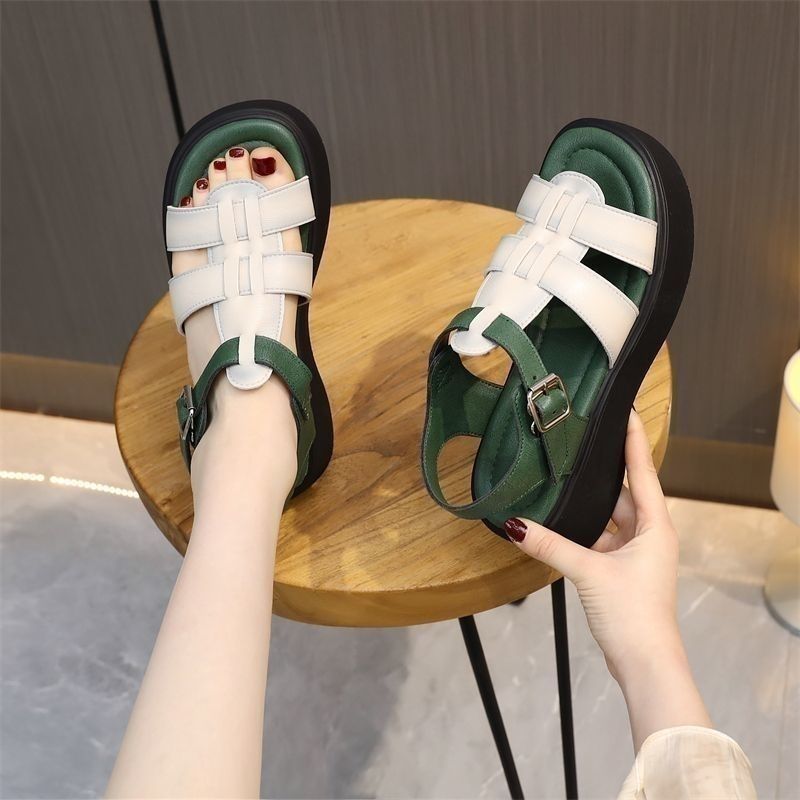 Sandalias romanas de suela gruesa para mujeres verano 2026 nuevos zapatos de playa de hadas de estilo universitario zapatos casuales de suela suave