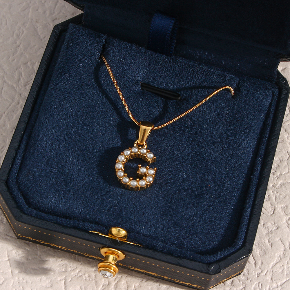 Einfacher Stil Brief Rostfreier Stahl Überzug Eingelegte Perlen Perle Vergoldet Halskette display picture 6