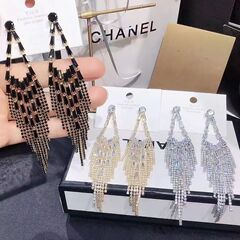 顔がやせているs925銀針が軽くて豪華な黒いジルコンの長いタイプのフリンジイヤリングの気質の高級感があります。