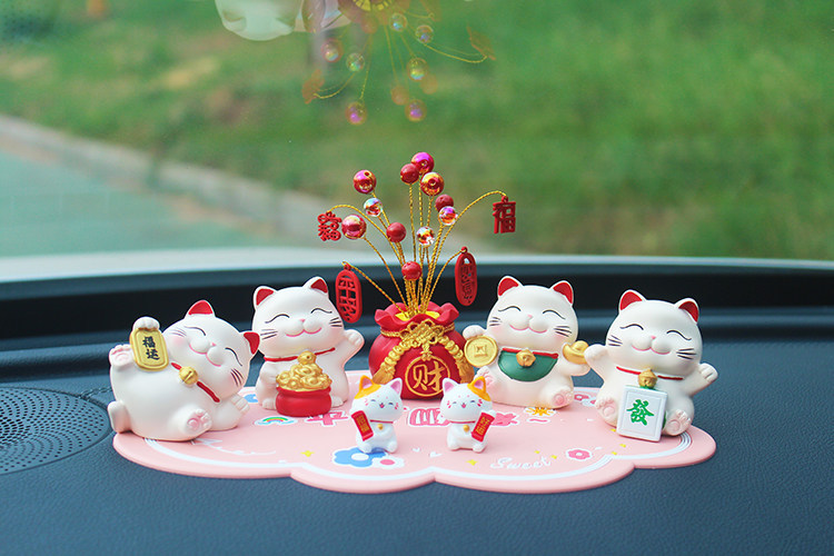2026 New Car Ornament: Cute Fortune Cat Decoration for Car, Creative Center Console Car Interior Accessory, Internet Sensation