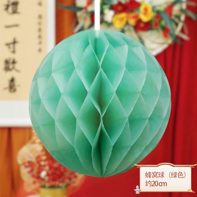 El primer aniversario del bebé decora la escena de la linterna roja, columna de panal, accesorios ceremoniales chinos.