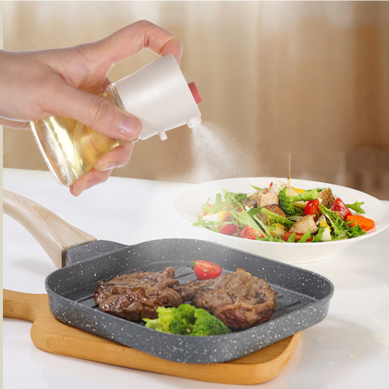 家庭用台所に漏れ防止醤油ポットのプラスチックを垂らさずに定量的に30mlのオイルポットを一体のオイルボトルに吹き付ける|undefined
