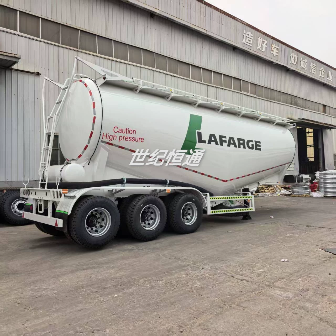 Прямые поставки с завода цементовозов для наружного использования, цистерн для перевозки порошкообразных и гранулированных материалов, новые цементовозы объемом 30 кубических метров.