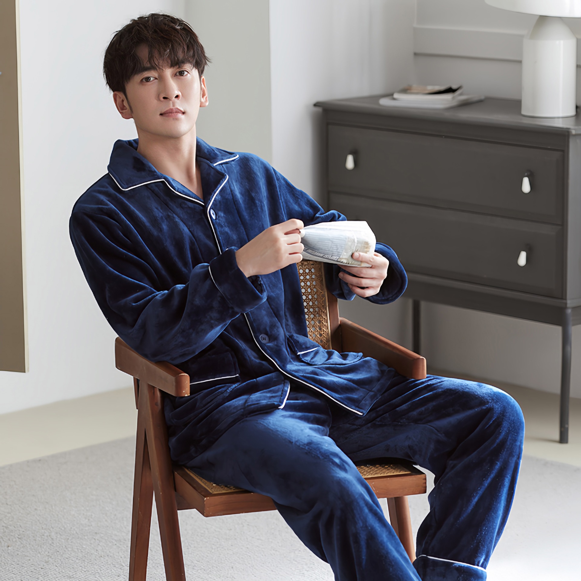 Nuevo otoño y invierno pijamas para mujeres y hombres gruesas ropa cálida de coral veludo pareja franela conjunto de ropa para el hogar