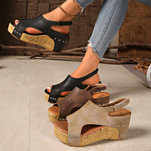 跨境夏季新款外贸大码女式鱼嘴坡跟凉鞋时尚铆钉魔术贴高跟鞋44