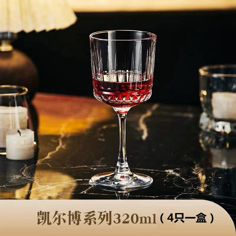 Pasha con copas de cóctel de vidrio creativas, copas de bar de bebidas especiales, copas de vino de alto valor, copas Martini