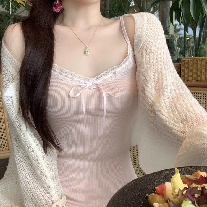 Кружевной топ с бантом и подушечками для груди, красивой спинкой и облегающим верхом, создающий стройный силуэт.