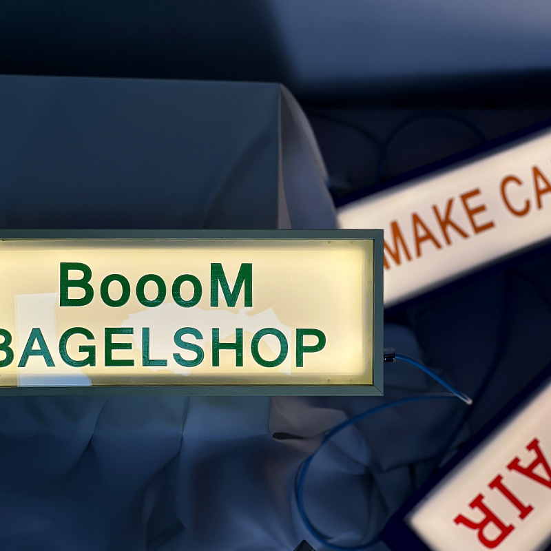 Caja de lámparas acrílicas cartel recargable cartel de lámparas de color borde de metal brillante y elegante personalizado